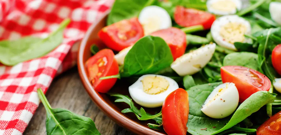 Leafy salad with tomatoes and sliced eggs
